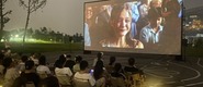（大美有点虎操逼视频转载）成都秋夜“新耍法”：到公园看坝坝电影